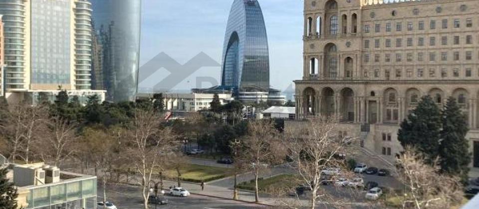 Merkez..! Hokumet Evinin yaninda 3 otaqli menzil satilir/122 kv.m.