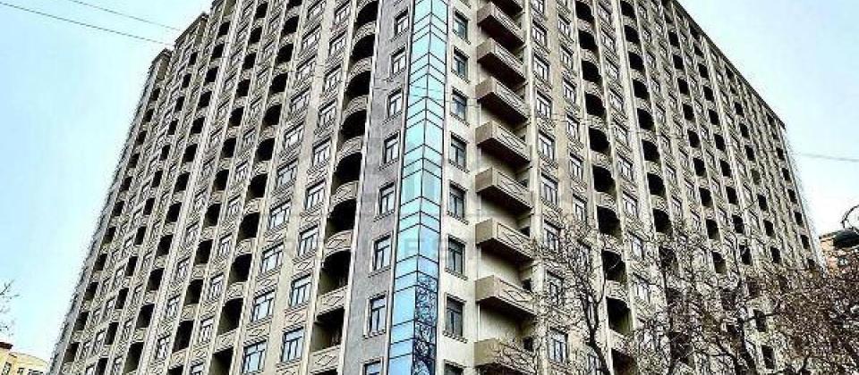 Dede Qorqud parkinin yani, Genclik ve 28 May m/s yaxin 3 otaqli menzil satilir/141 kv.m.