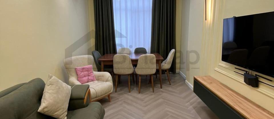 Tibb Universitetinın yanında - 2