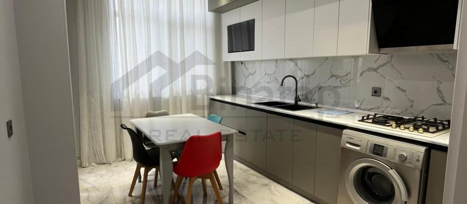 Tibb Universitetinın yanında - 13