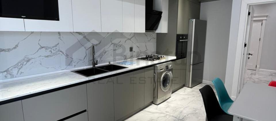 Tibb Universitetinın yanında - 15