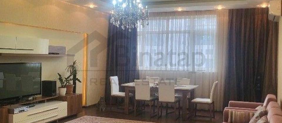 Teze bazar ve Sirkin yaninda 4 otaqli menzil satilir/178 kv.m.