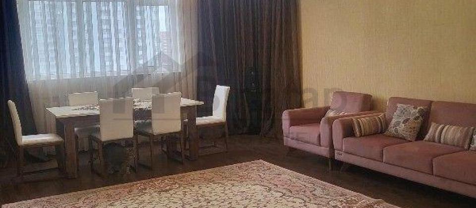 Teze bazar ve Sirkin yaninda 4 otaqli menzil satilir/178 kv.m. - 2