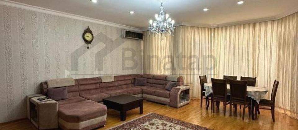 Yashil Ada ushaq bagchasinin yani, 8 Noyabr m/s yaxin 3 otaqli menzil satilir/152.2 kv.m. - 2