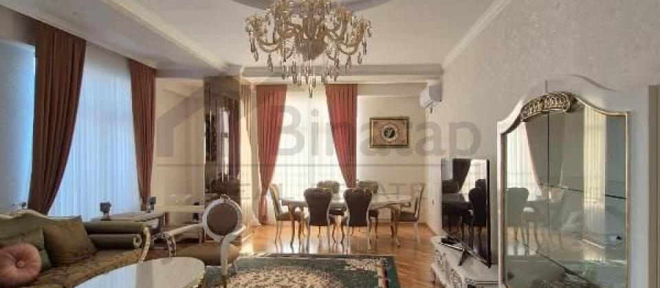 Hesen Eliyev kuchesi (İnqlab), ATB Bankin yaninda 3 otaqli menzil kiraye verilir/150 kv.m.