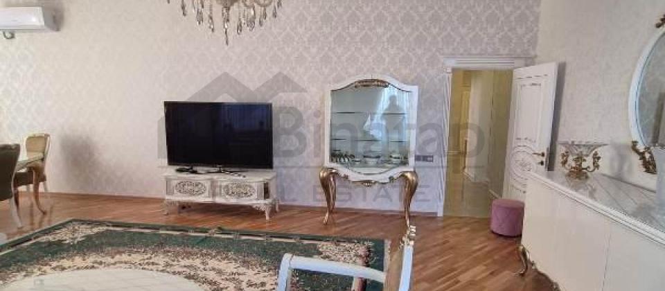 Hesen Eliyev kuchesi (İnqlab), ATB Bankin yaninda 3 otaqli menzil kiraye verilir/150 kv.m. - 2