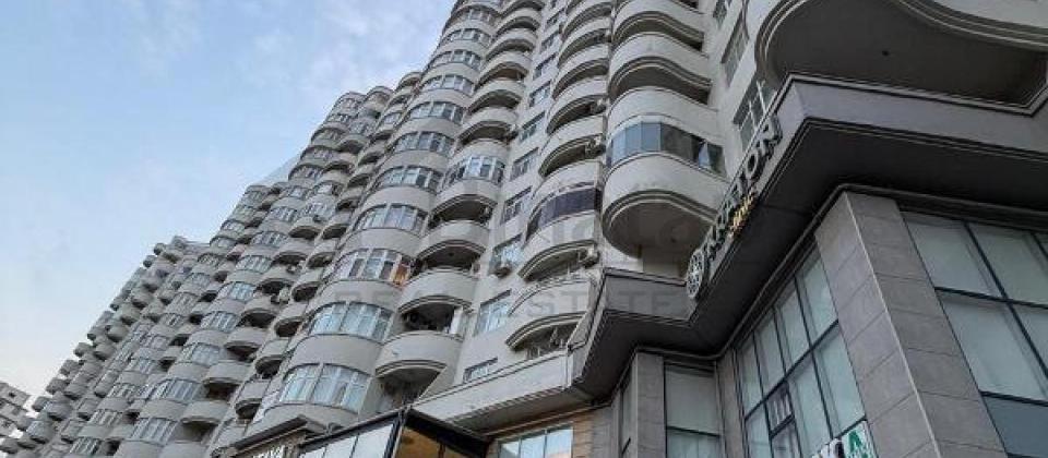 Tbilisi prospekti, İst Petrolun yaninda 4 otaqli menzil satilir/150 kv.m.