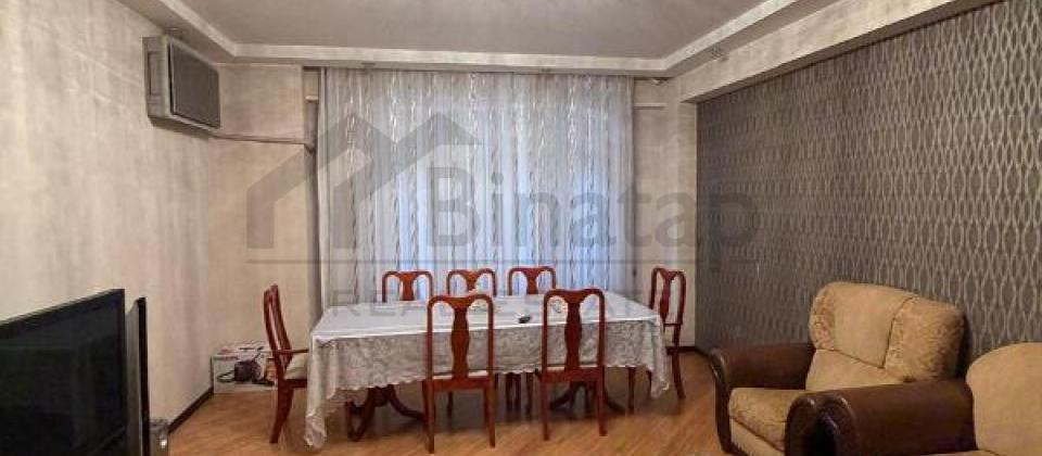 Tbilisi prospekti, İst Petrolun yaninda 4 otaqli menzil satilir/150 kv.m. - 2