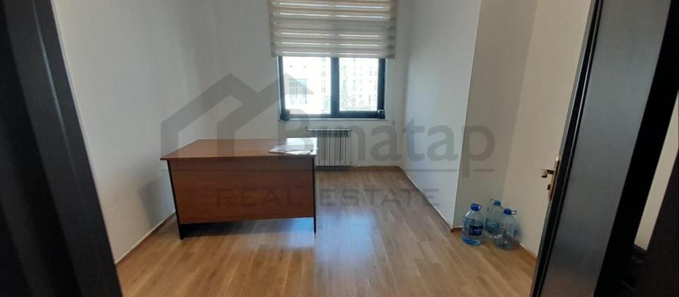 Əhməd Rəcəblidə plazada ofislərin icarəsi 2otaq