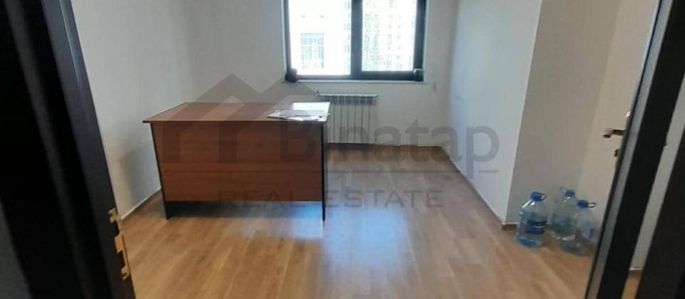 Əhməd Rəcəblidə plazada ofislərin icarəsi 2otaq - 4