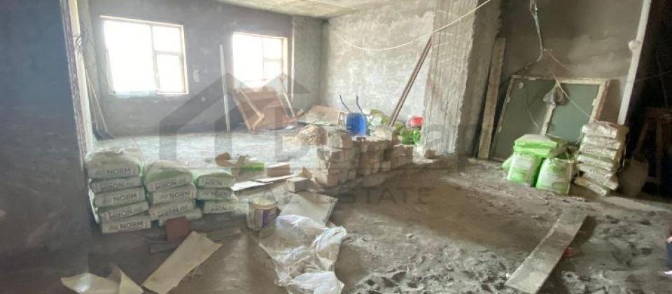 Tehsil Nazirliyi ve Heyder Eliyev merkezinin yaninda 4 otaqli menzil satilir/185 kv.m. - 2