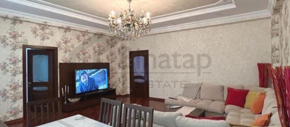 Azadliq prospekti, Nesimi bazarinin yaninda 2 otaqli menzil satilir/120 kv.m. - 2