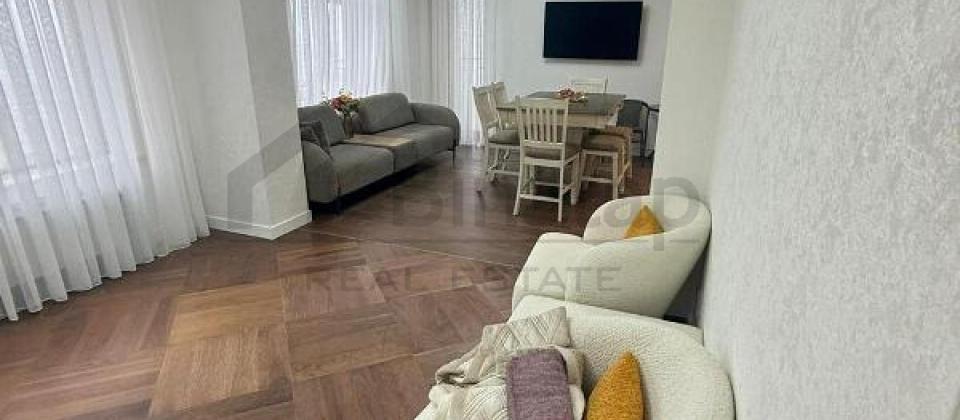 Nerimanov heykelinin yaninda 3 otaqli menzil satilir/145 kv.m.