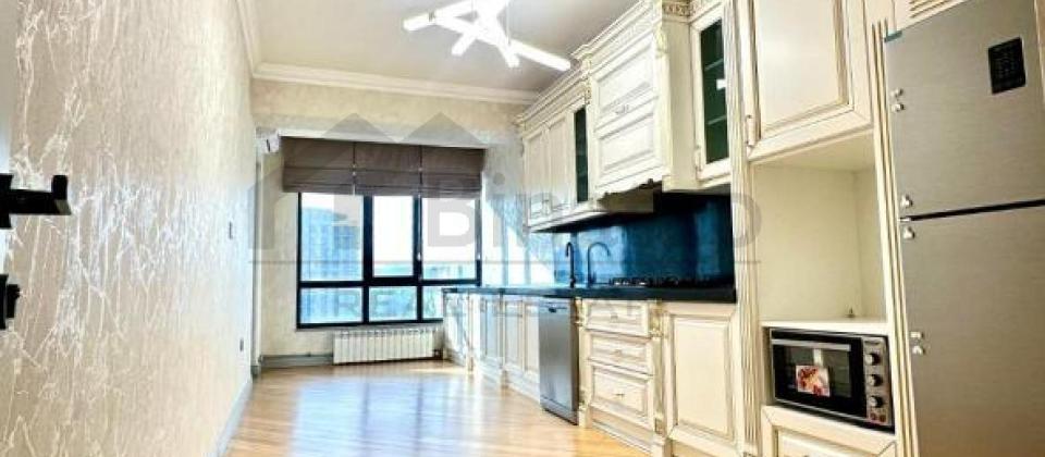 Azadliq prospekti, Nesimi bazarinin yaninda 4 otaqli menzil satilir/204 kv.m.