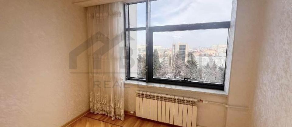 Ataturk parki ve Ayna Sultanova heykelinin yaninda 2 otaqli menzil satilir/61 kv.m. - 2