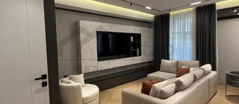 Tefekkur Universitetinin yani, 28 May m/s yaxin 3 otaqli menzil satilir/135 kv.m. - 2