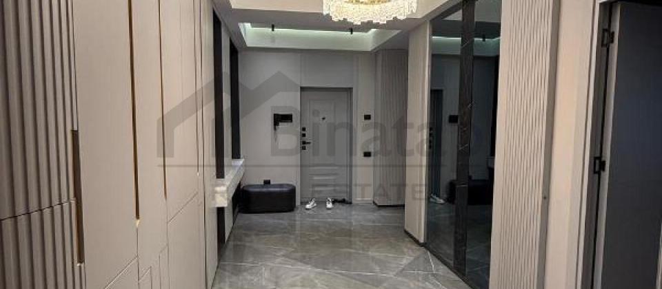 Tefekkur Universitetinin yani, 28 May m/s yaxin 3 otaqli menzil satilir/135 kv.m. - 12