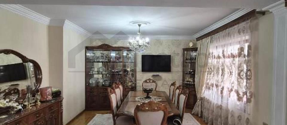 Neftchiler ve Xalqlar Dostlugu m/s yaxin 3 otaqli menzil satilir/100 kv.m.