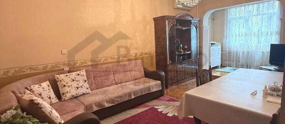 Hesen Eliyev kuchesi (İnqlab) ve Azadliq prospekti kesishmesinde 3 otaqli menzil satilir/101 kv.m. - 2