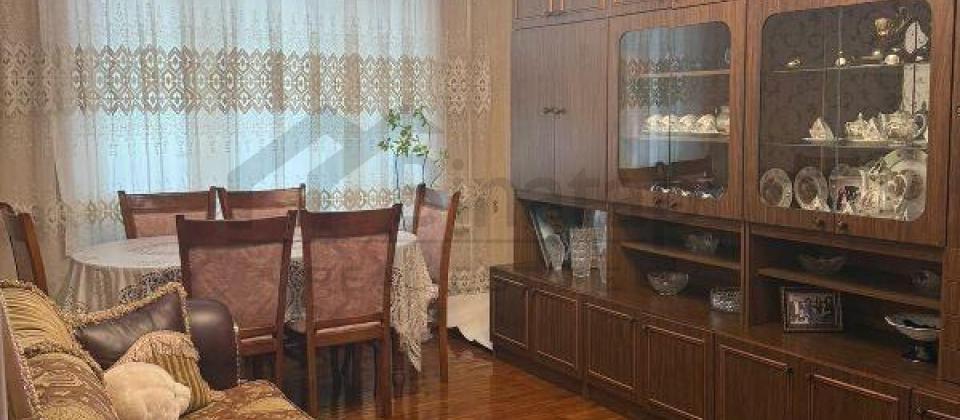 Hesen Eliyev kuchesi (İnqlab) ve Azadliq prospekti kesishmesinde 3 otaqli menzil satilir/101 kv.m.