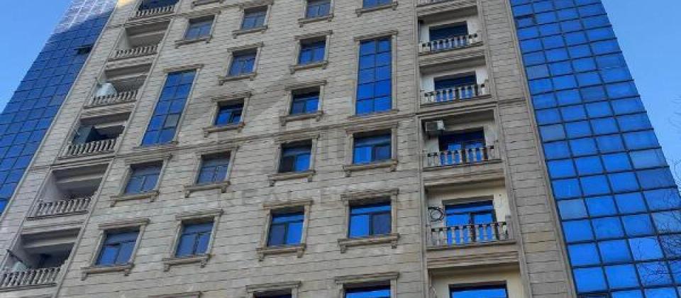 Tibb Universitetinin yaninda 3 otaqli menzil satilir/181 kv.m.