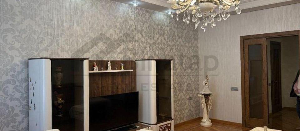 Tibb Universiteti ve Nesimi bazarina yaxin 3 otaqli menzil satilir/135 kv.m. - 2