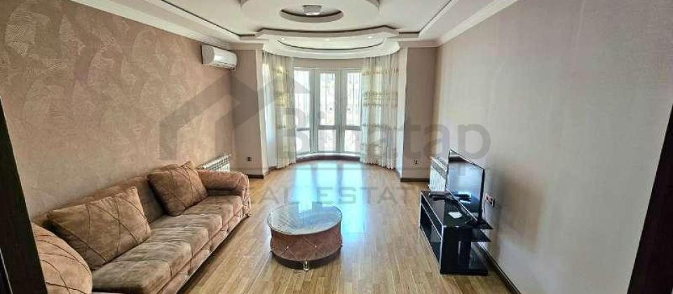 Yashil Ada ushaq bagchasinin yani, 8 Noyabr m/s yaxin 3 otaqli menzil satilir/100 kv.m.