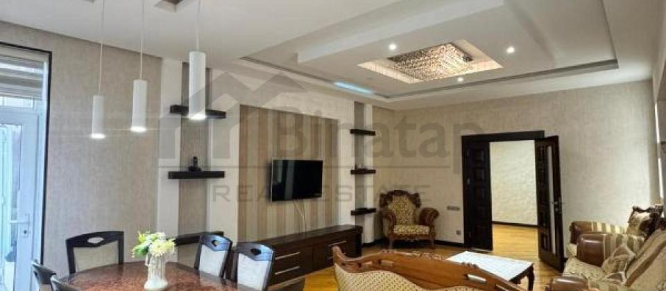 Yashil Ada ushaq bagchasinin yani, 8 Noyabr m/s yaxin 3 otaqli menzil satilir/135 kv.m. - 2