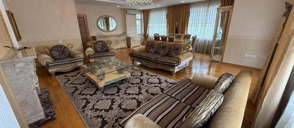 Olimpik Star ve Niaqara restoraninin yaninda 4 otaqli menzil satilir/200 kv.m.