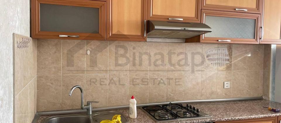 Bina Xalqlar metrosunun düz üstündə yerləşir.