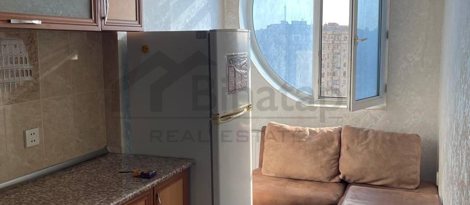 Bina Xalqlar metrosunun düz üstündə yerləşir. - 2