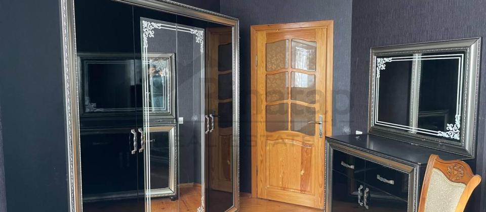 Bina Xalqlar metrosunun düz üstündə yerləşir. - 3