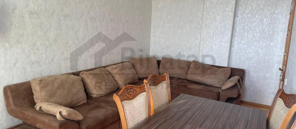 Bina Xalqlar metrosunun düz üstündə yerləşir. - 5