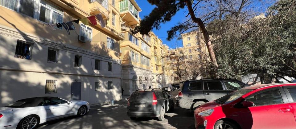 Rusiya ve Turkiye Sefirliklerine yaxin 3 otaqli menzil satilir/95 kv.m.