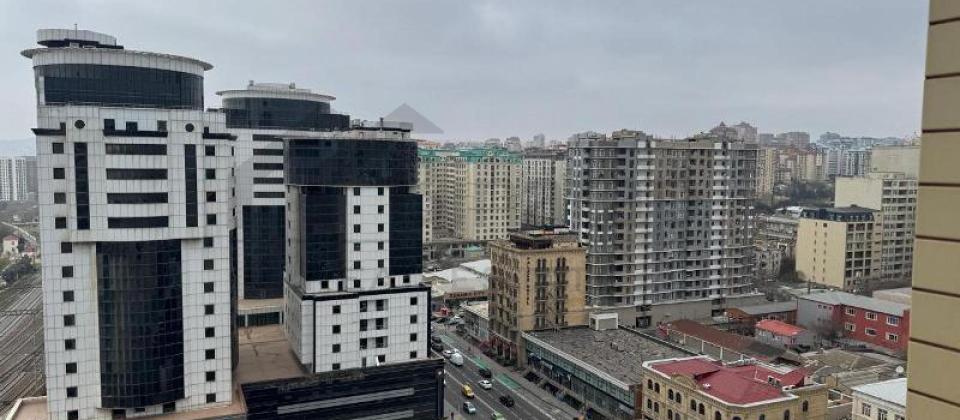 Tehsil Nazirliyi ve Heyder Eliyev merkezinin yaninda 3 otaqli menzil satilir/158 kv.m. - 2