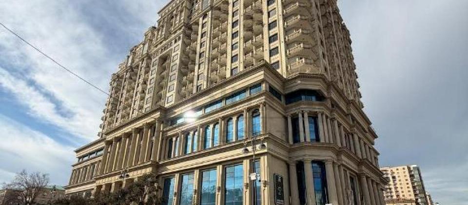 Huseyn Cavid parki ve Elmler Akademiyasi m/s yaninda 3 otaqli menzil satilir/104.5 kv.m.