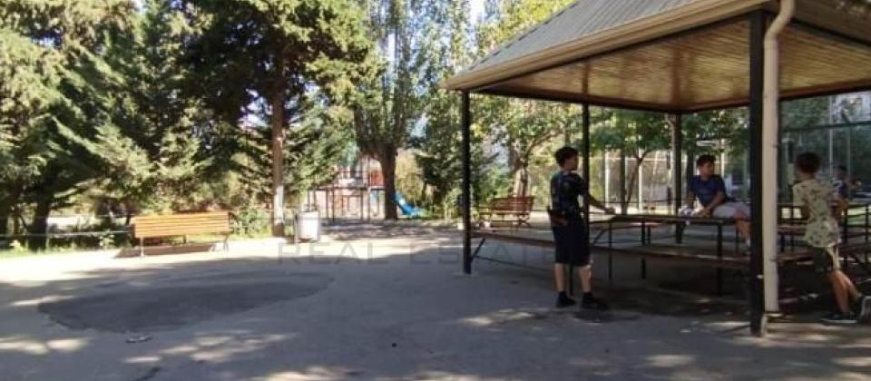 4cu mkrn, 5№li mektebin yani, Memar Ecemi m/s yaxin 3 otaqli menzil satilir/90 kv.m.