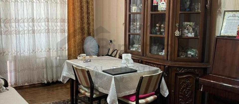 4cu mkrn, 5№li mektebin yani, Memar Ecemi m/s yaxin 3 otaqli menzil satilir/90 kv.m. - 2