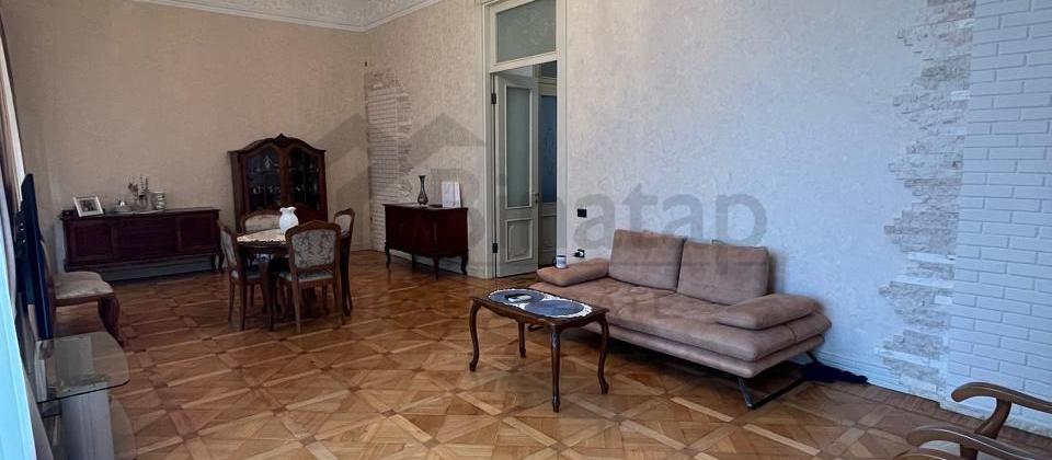 Satılır – Şəhərin mərkəzində eksklüziv 5 otaqlı, əşyalı mənzil! - 2