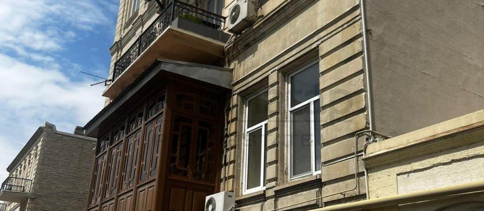 Satılır – Şəhərin mərkəzində eksklüziv 5 otaqlı, əşyalı mənzil!