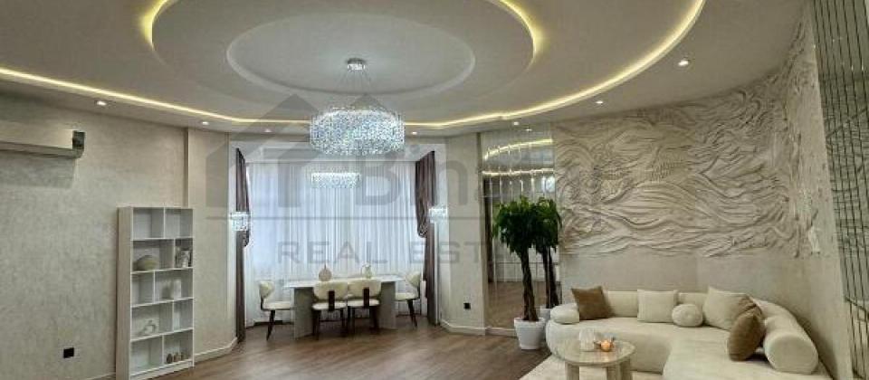 Heyder Eliyev merkezinin yaninda 2 otaqli menzil satilir/135 kv.m.