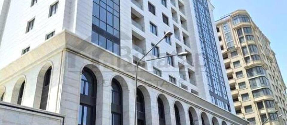 Bayil, Bayraq meydani ve Baku Crystal Halla yaxin 5 otaqli menzil satilir/224 kv.m.