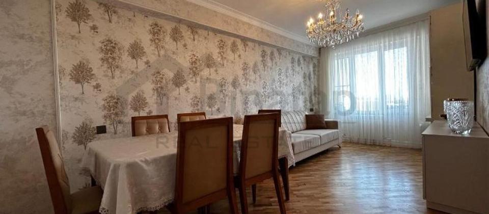 Ayna Sultanova heykeli ve Atarurk parkina yaxin 3 otaqli menzil satilir/70 kv.m.