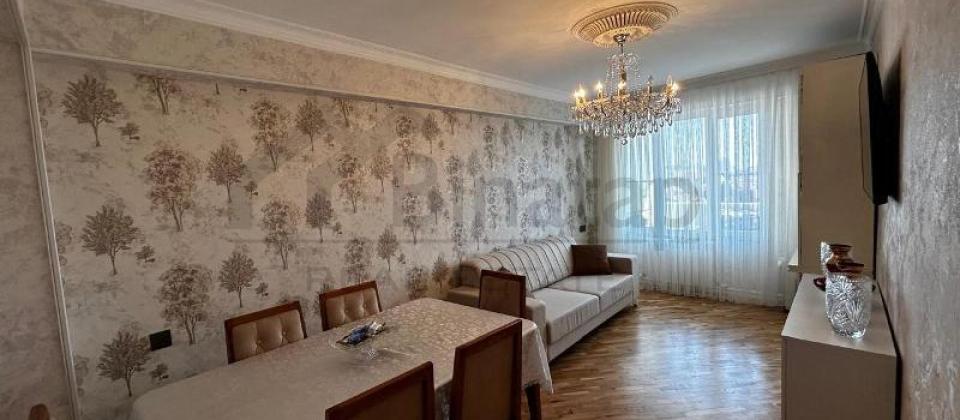 Ayna Sultanova heykeli ve Atarurk parkina yaxin 3 otaqli menzil satilir/70 kv.m. - 2