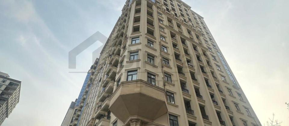 Azadliq prospekti, 28 May m/s yaxin 4 otaqli menzil satilir/242 kv.m. - 2