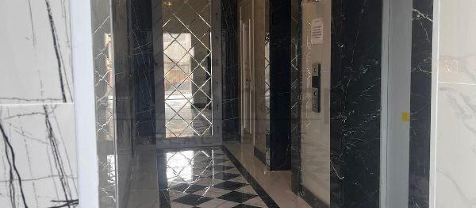 Azadliq prospekti, 28 May m/s yaxin 4 otaqli menzil satilir/242 kv.m. - 8