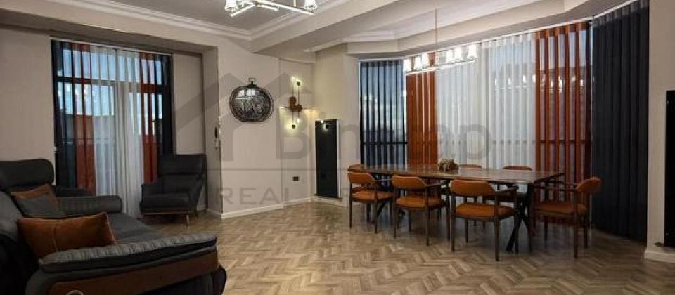 8 Noyabr m/s yaninda 3 otaqli menzil satilir/137 kv.m.