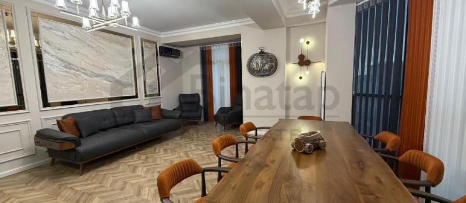 8 Noyabr m/s yaninda 3 otaqli menzil satilir/137 kv.m. - 2