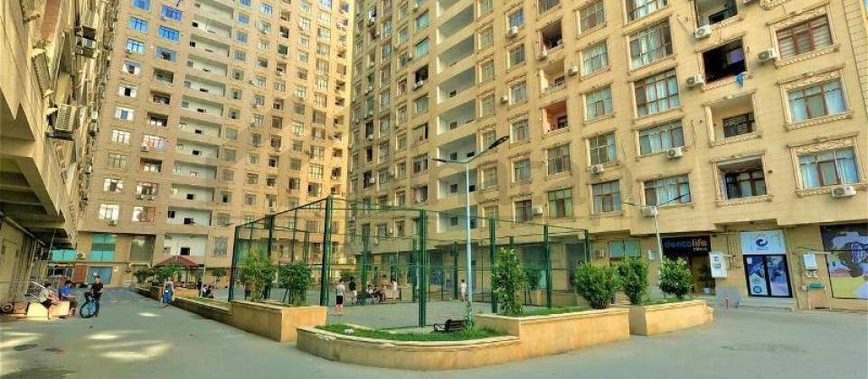 20 Yanvar və İnşaatçılar m/s yaxın 4 otaqlı təmirsiz mənzil satılır/153 kv.m. - 2