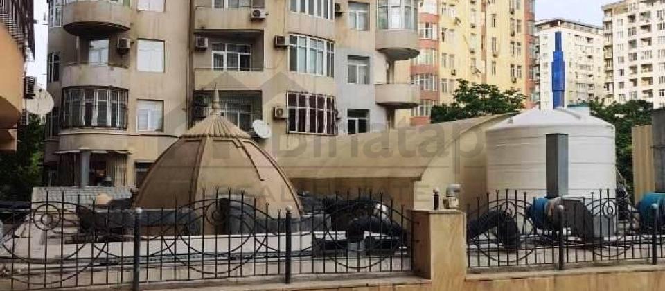 TƏCİLİ !!! Xarici Dillər Universitetinin yanında 4 otaqlı mənzil satılır/192 kv.m. - 2